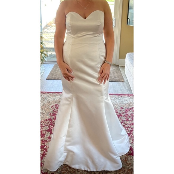 Hayley Paige Ivory Trumpet Gown - Picture 2 of 2